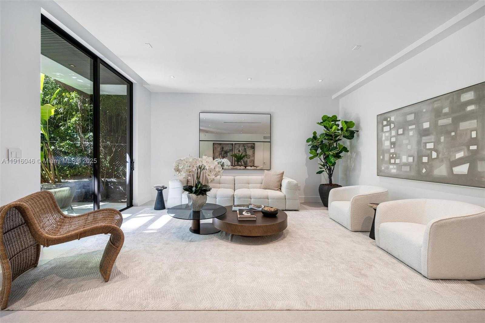 Small Image of 3670 AVOCADO AVE, Miami Number 5