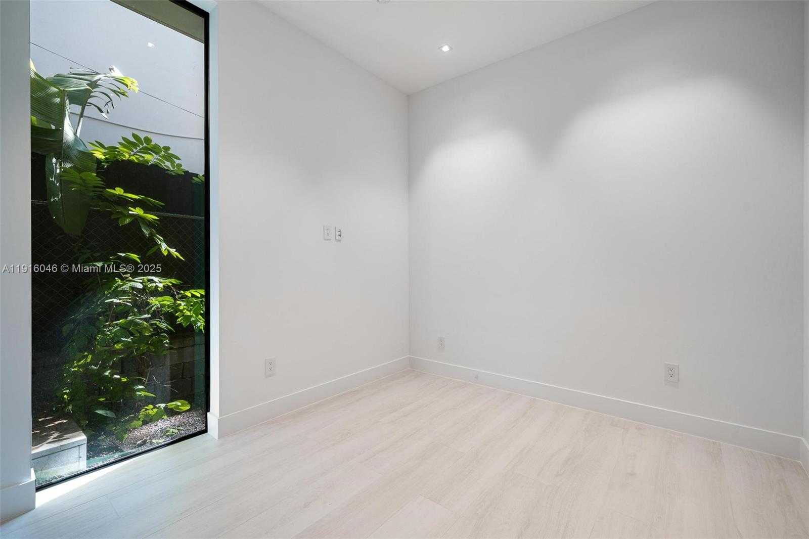 Small Image of 3670 AVOCADO AVE, Miami Number 51