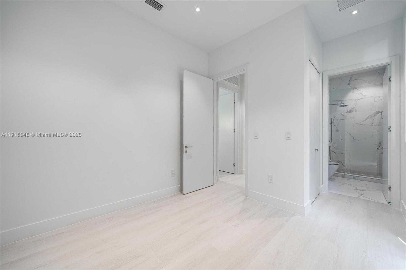 Small Image of 3670 AVOCADO AVE, Miami Number 52