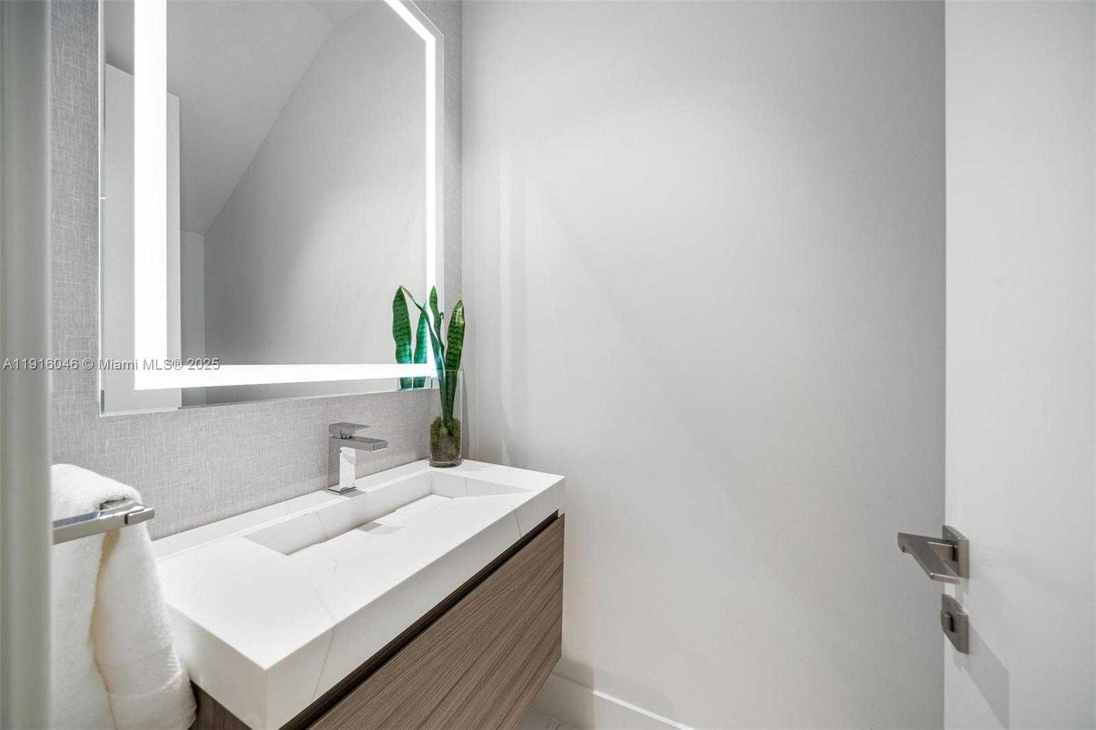 Small Image of 3670 AVOCADO AVE, Miami Number 54