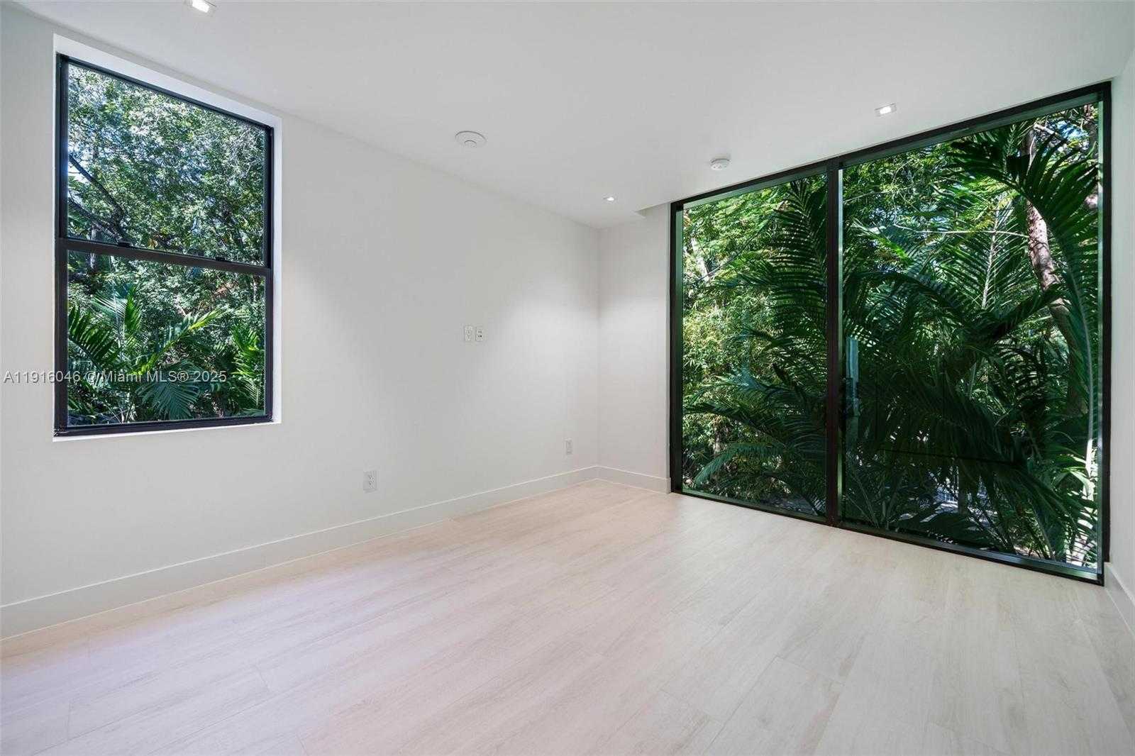 Small Image of 3670 AVOCADO AVE, Miami Number 56