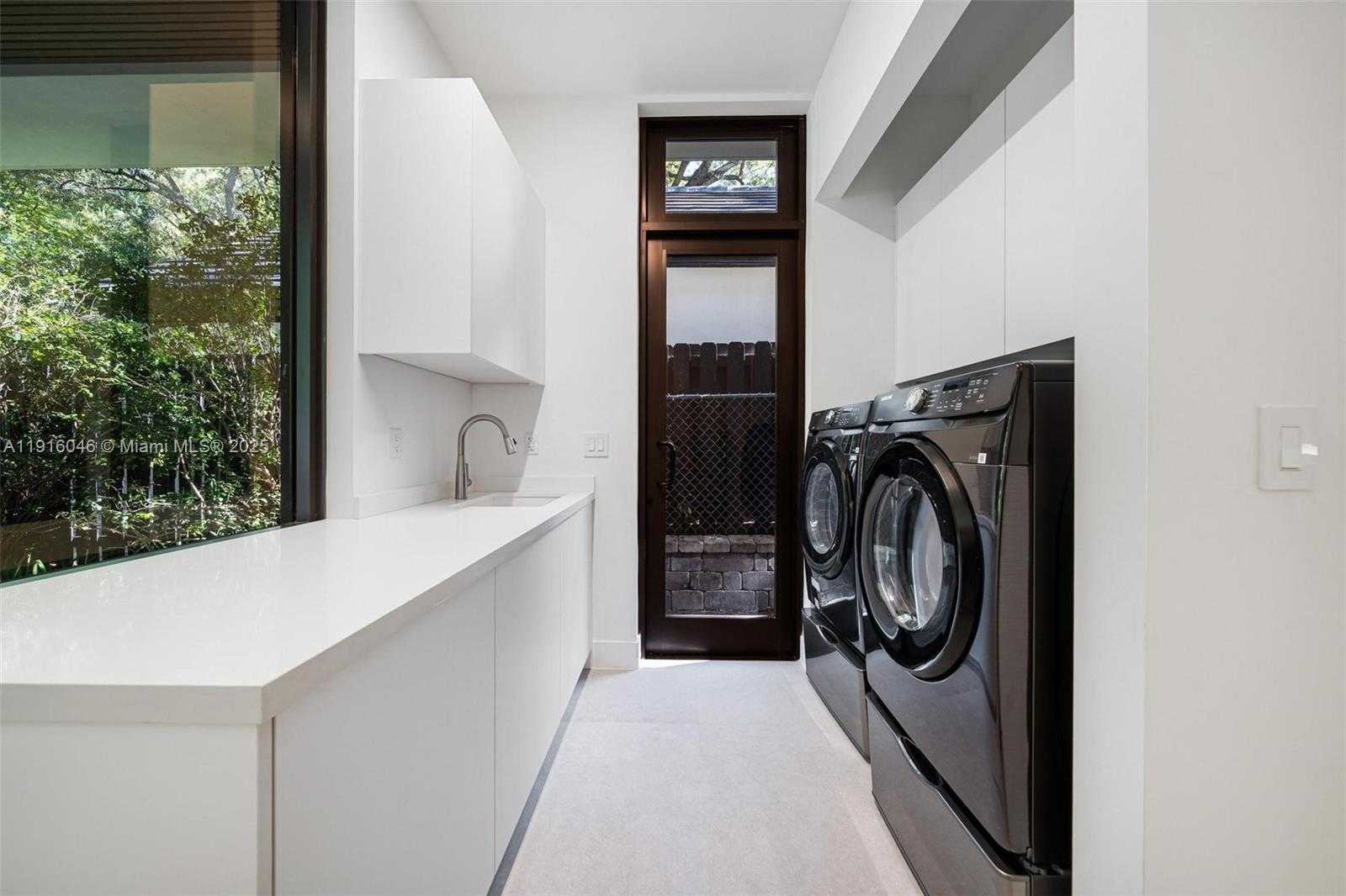 Small Image of 3670 AVOCADO AVE, Miami Number 59