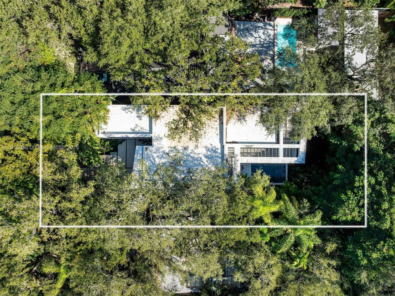 Small Image of 3670 AVOCADO AVE, Miami Number 60