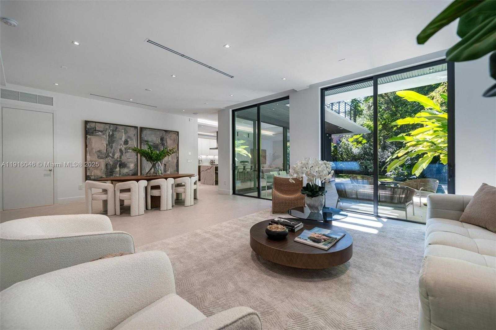 Small Image of 3670 AVOCADO AVE, Miami Number 9