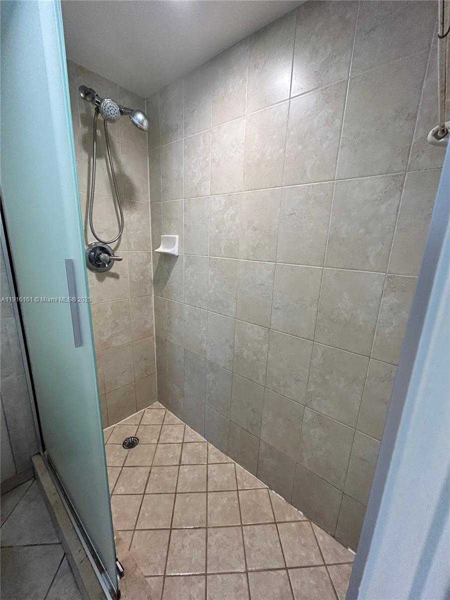 Small Image of 2811 NORTH EAST 185TH ST, Aventura Number 28