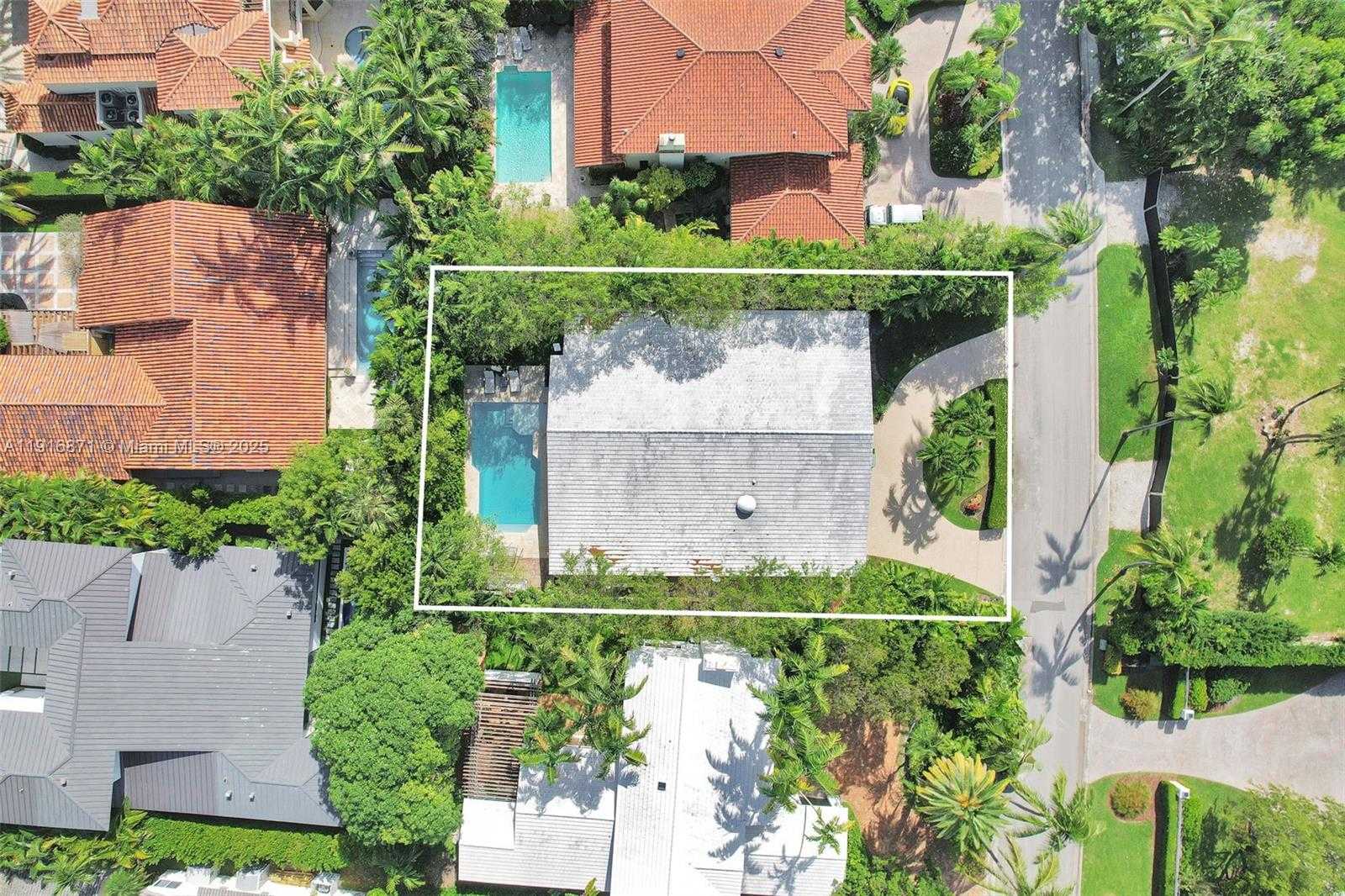 Small Image of 145 BAL BAY DR, Bal Harbour Number 3