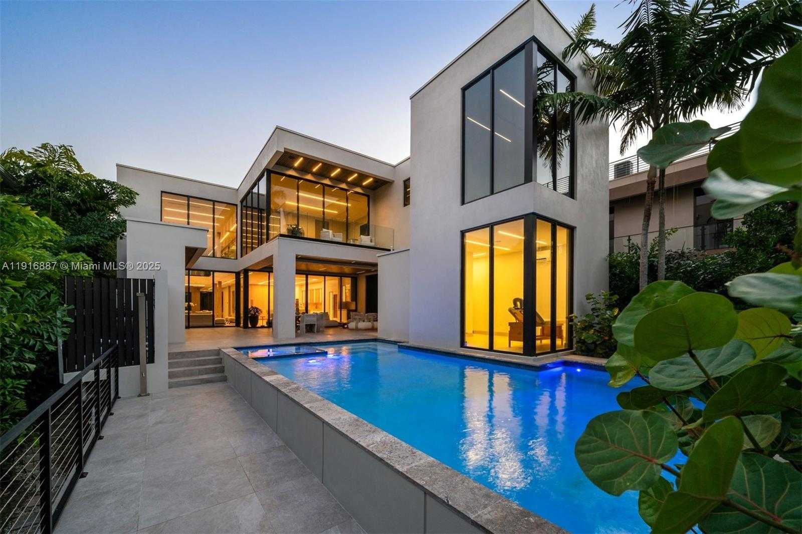 Small Image of 725 NORTH EAST 77TH ST, Miami Number 2