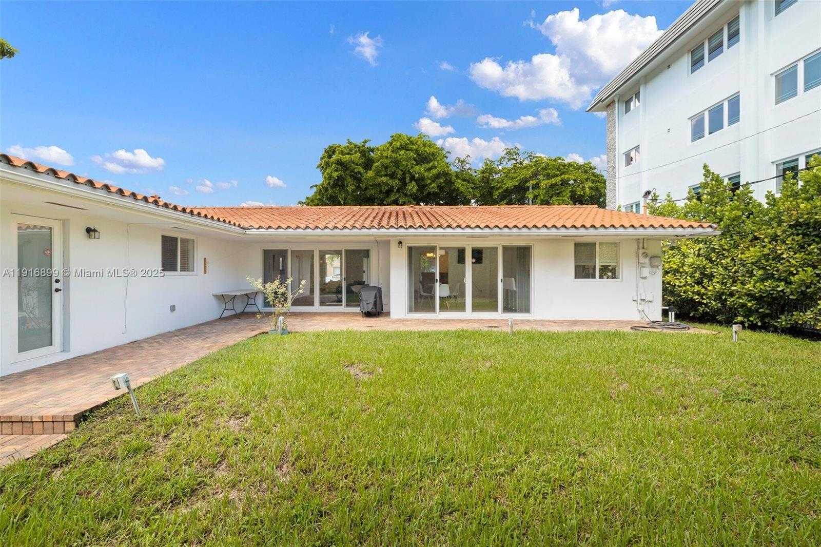 Small Image of 811 CAPRI ST, Coral Gables Number 3