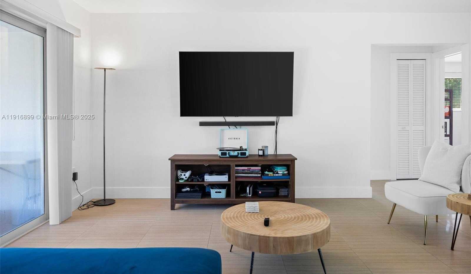 Small Image of 811 CAPRI ST, Coral Gables Number 4