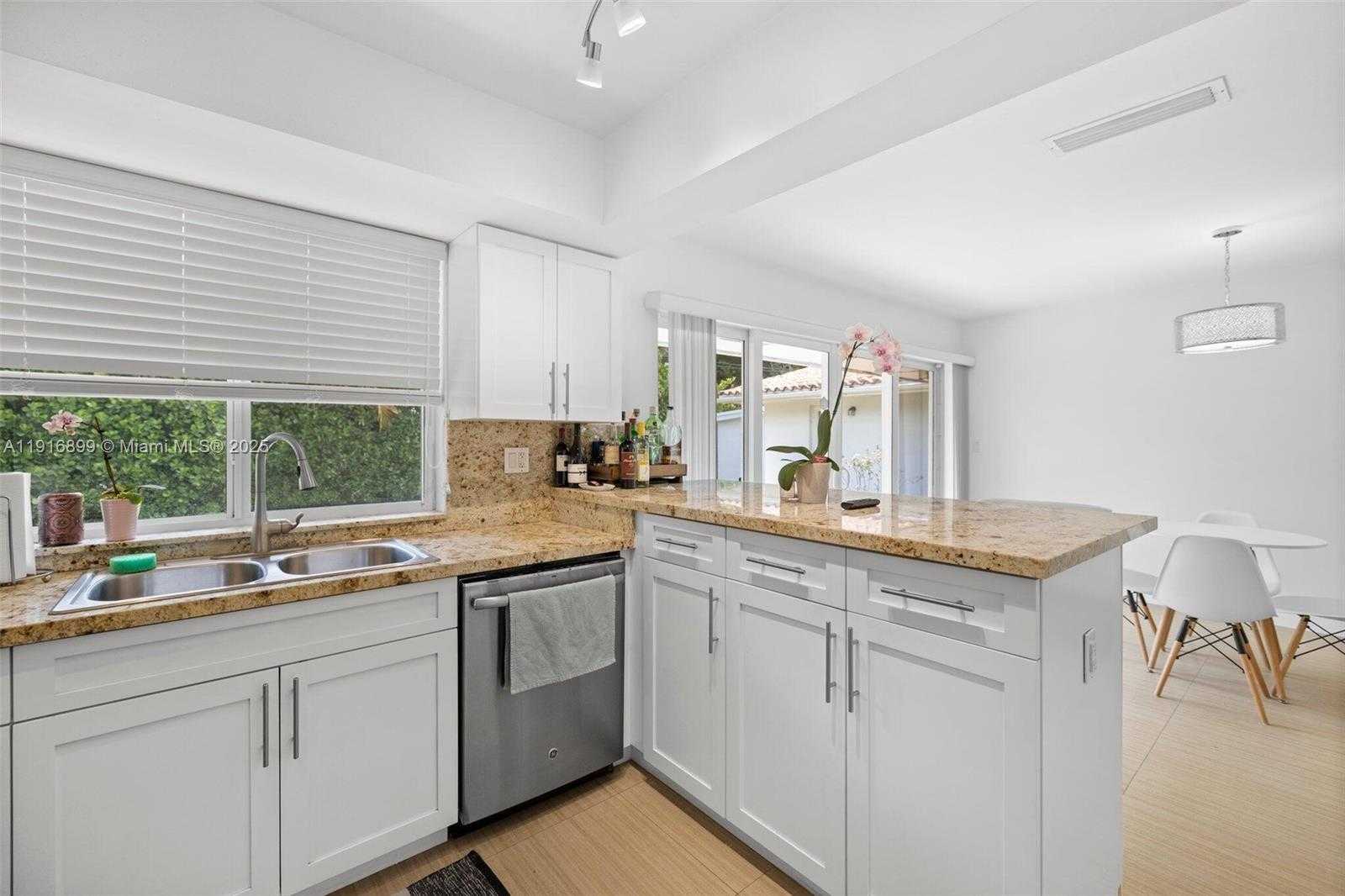 Small Image of 811 CAPRI ST, Coral Gables Number 6