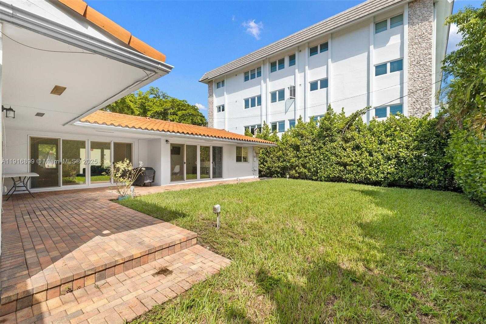 Small Image of 811 CAPRI ST, Coral Gables Number 7