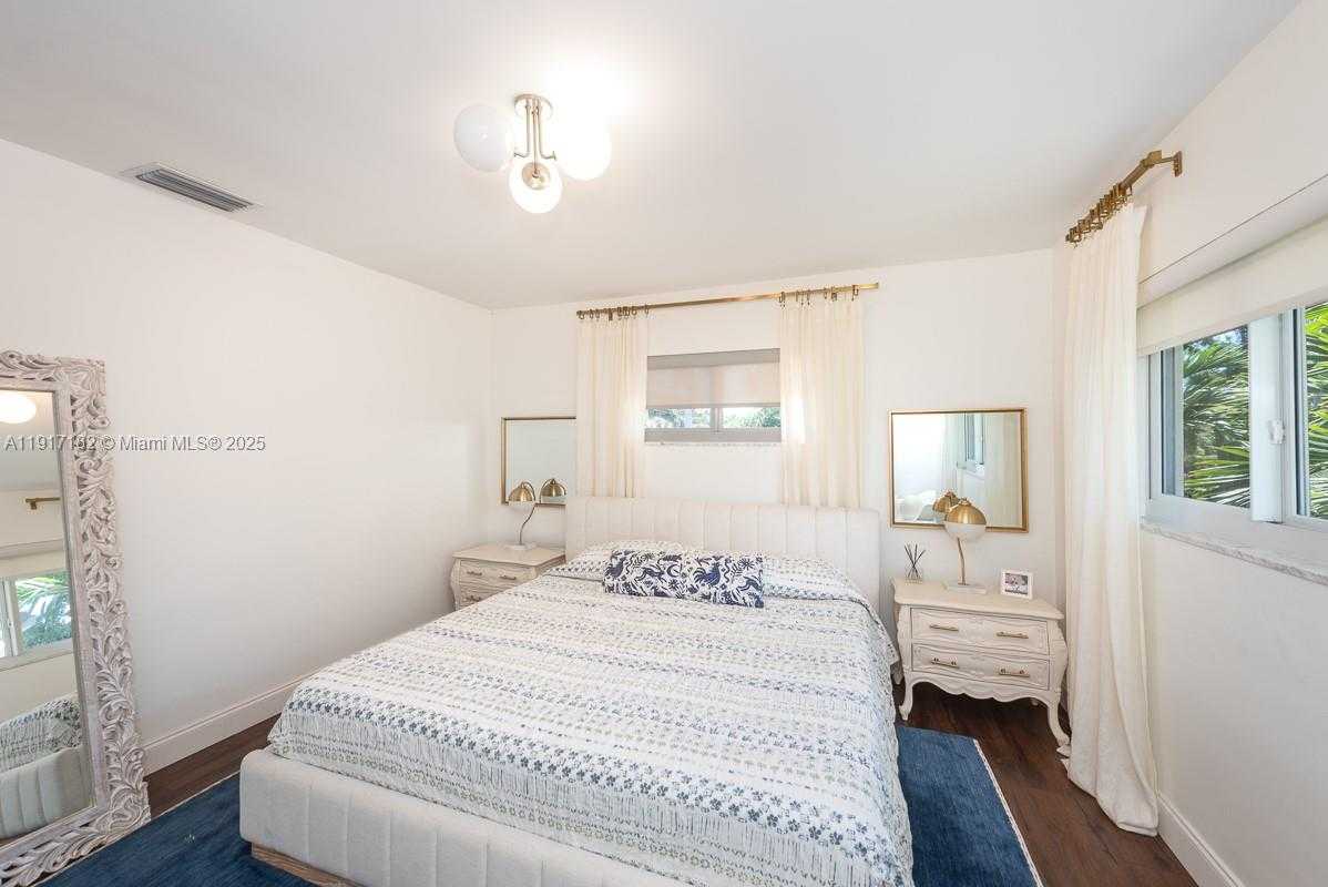 Small Image of 9400 EAST BROADVIEW DR, Bay Harbor Islands Number 18