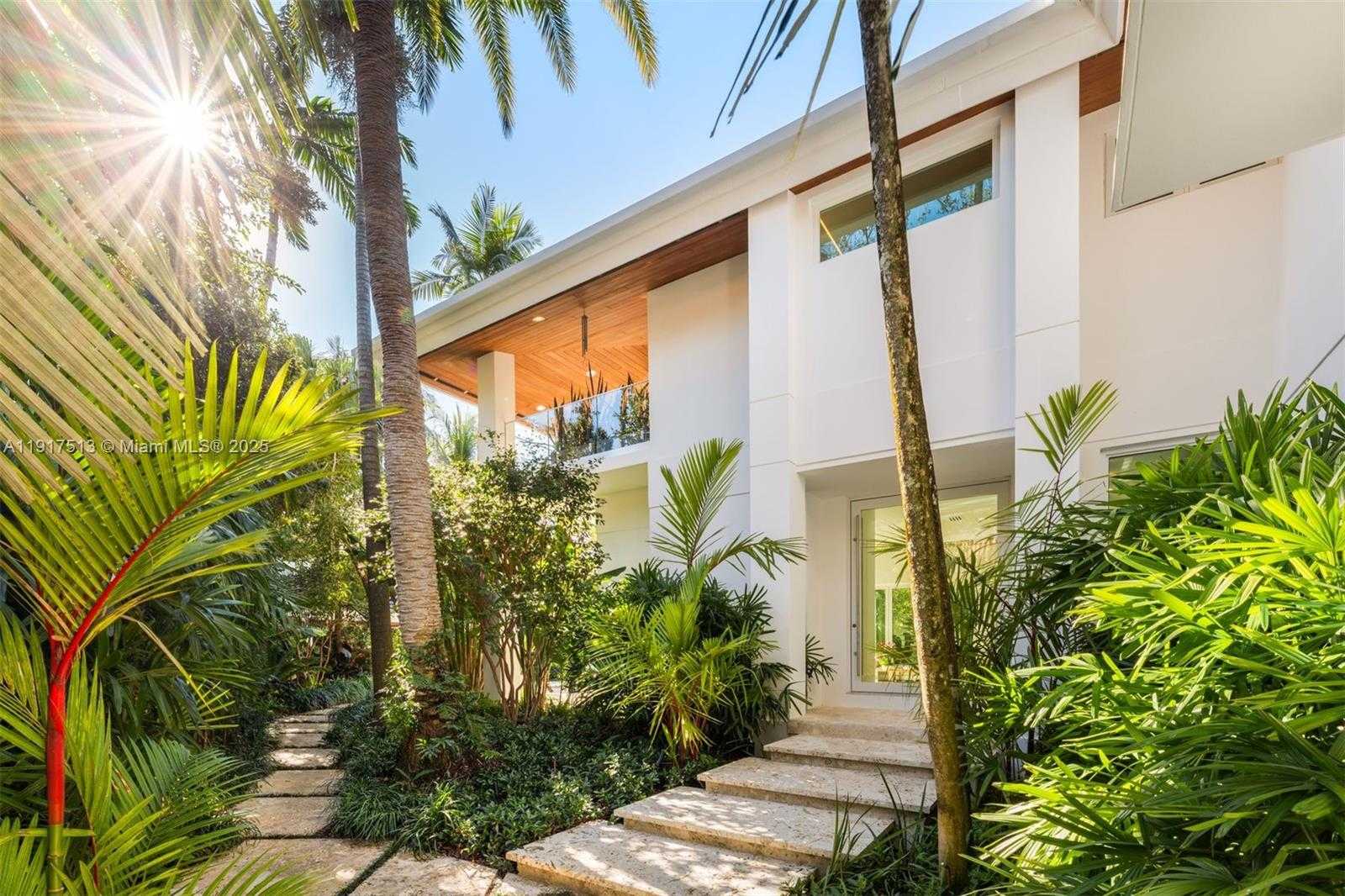 Small Image of 7150 WEST LAGO DR, Coral Gables Number 2