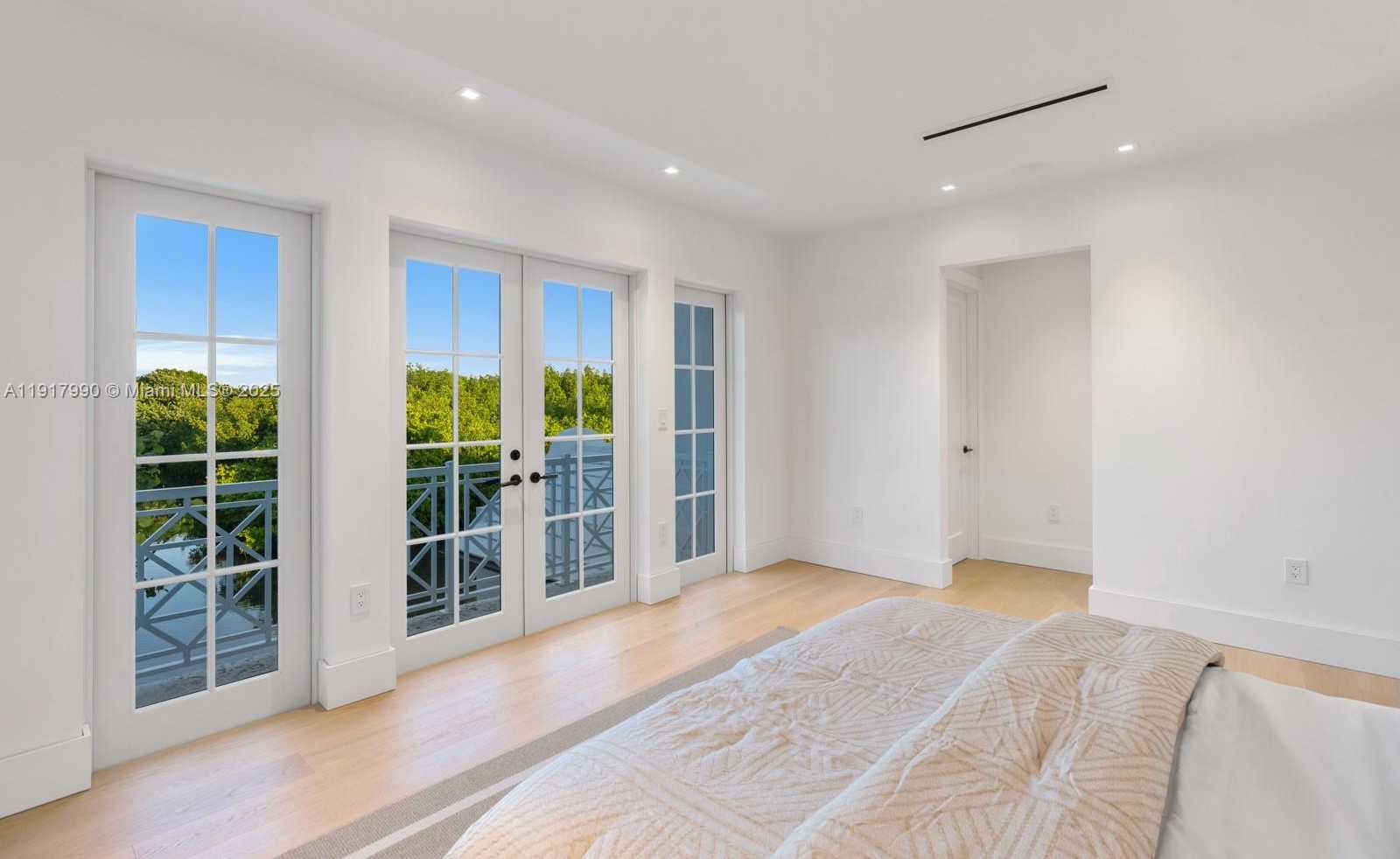 Small Image of 2219 IBIS ISLE ROAD E, Palm Beach Number 33