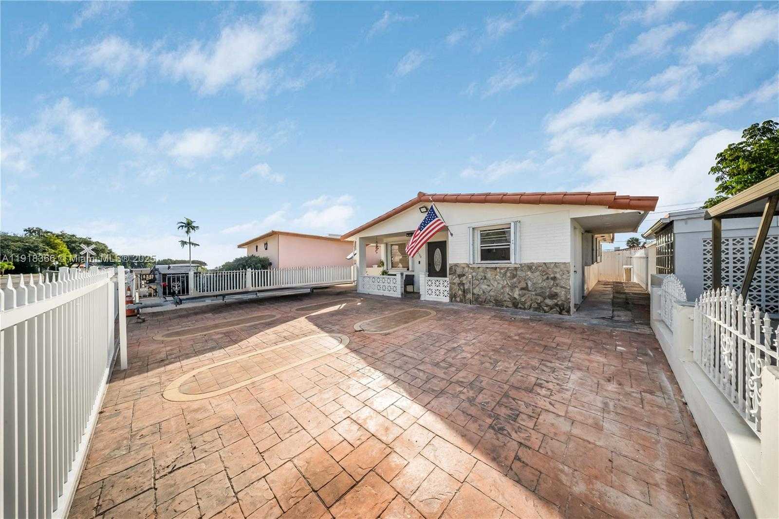 Small Image of 270 WEST 14TH ST, Hialeah Number 2