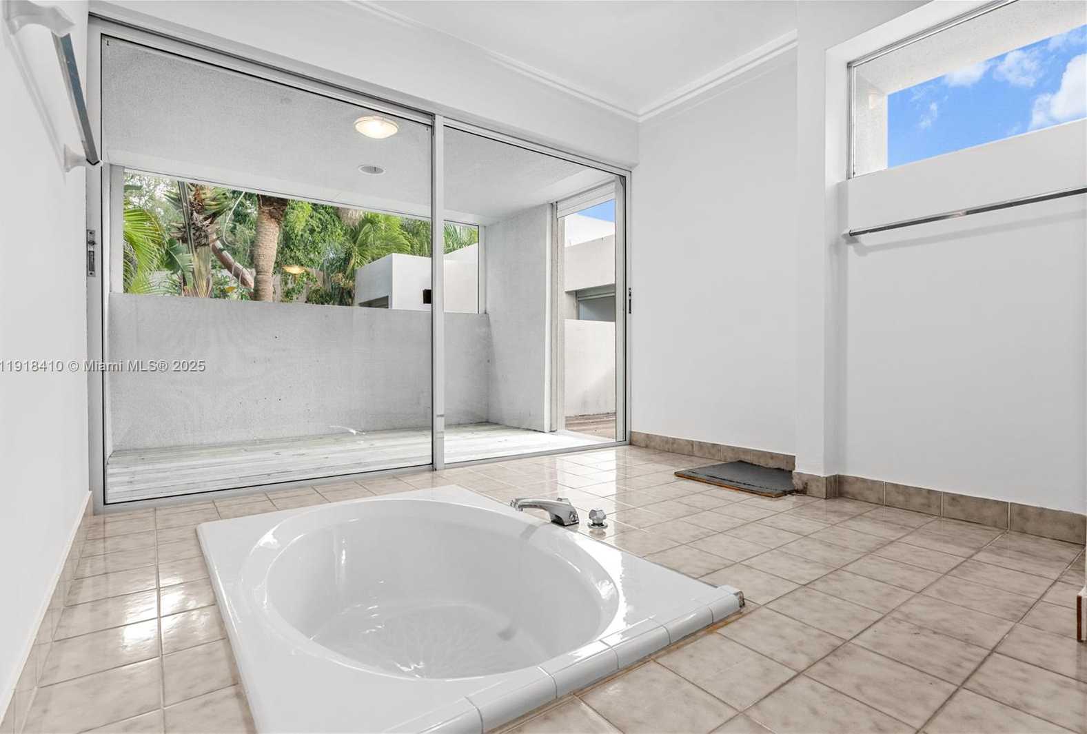 Small Image of 2475 SOUTH BAYSHORE DR, Miami Number 27