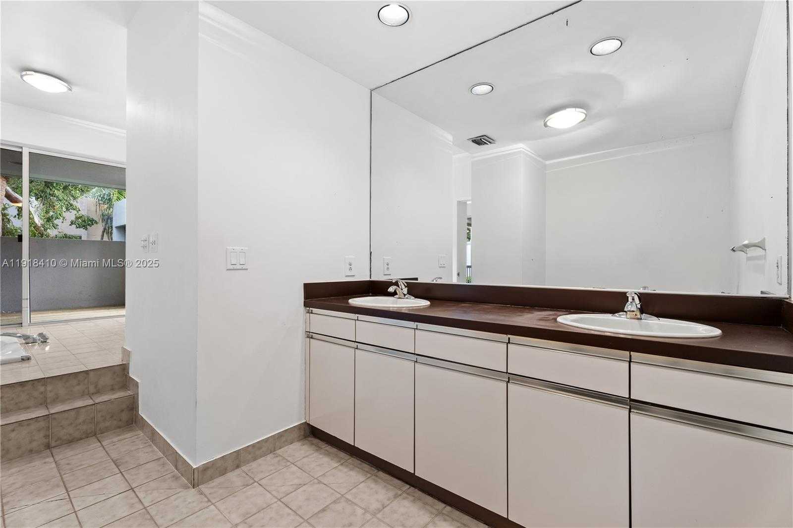 Small Image of 2475 SOUTH BAYSHORE DR, Miami Number 28