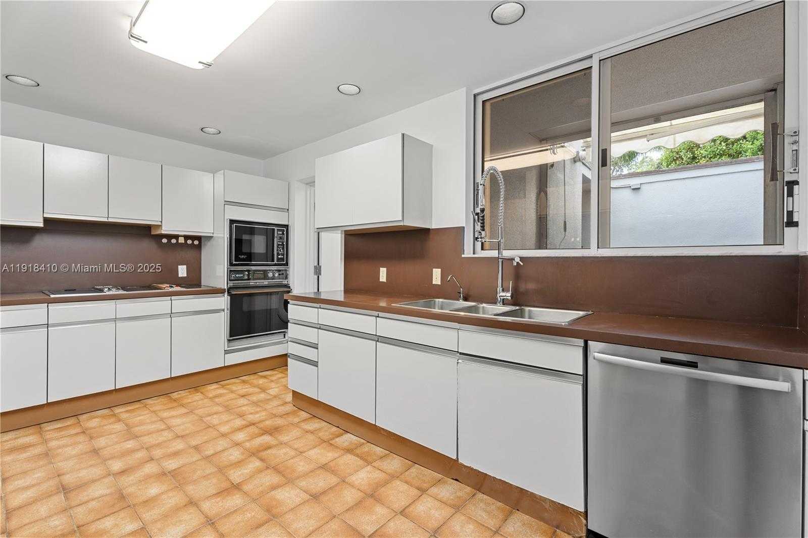 Small Image of 2475 SOUTH BAYSHORE DR, Miami Number 34