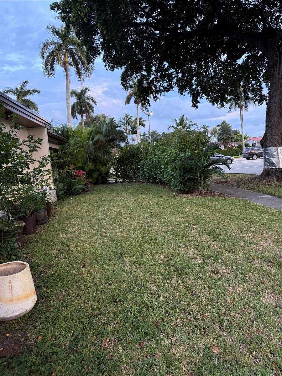 Small Image of 3149 HOLLYWOOD BLVD, Hollywood Number 2