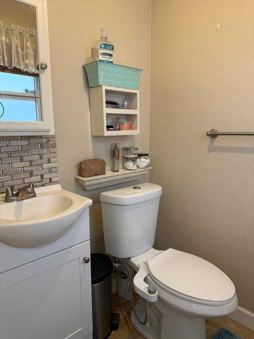 Small Image of 3149 HOLLYWOOD BLVD, Hollywood Number 20