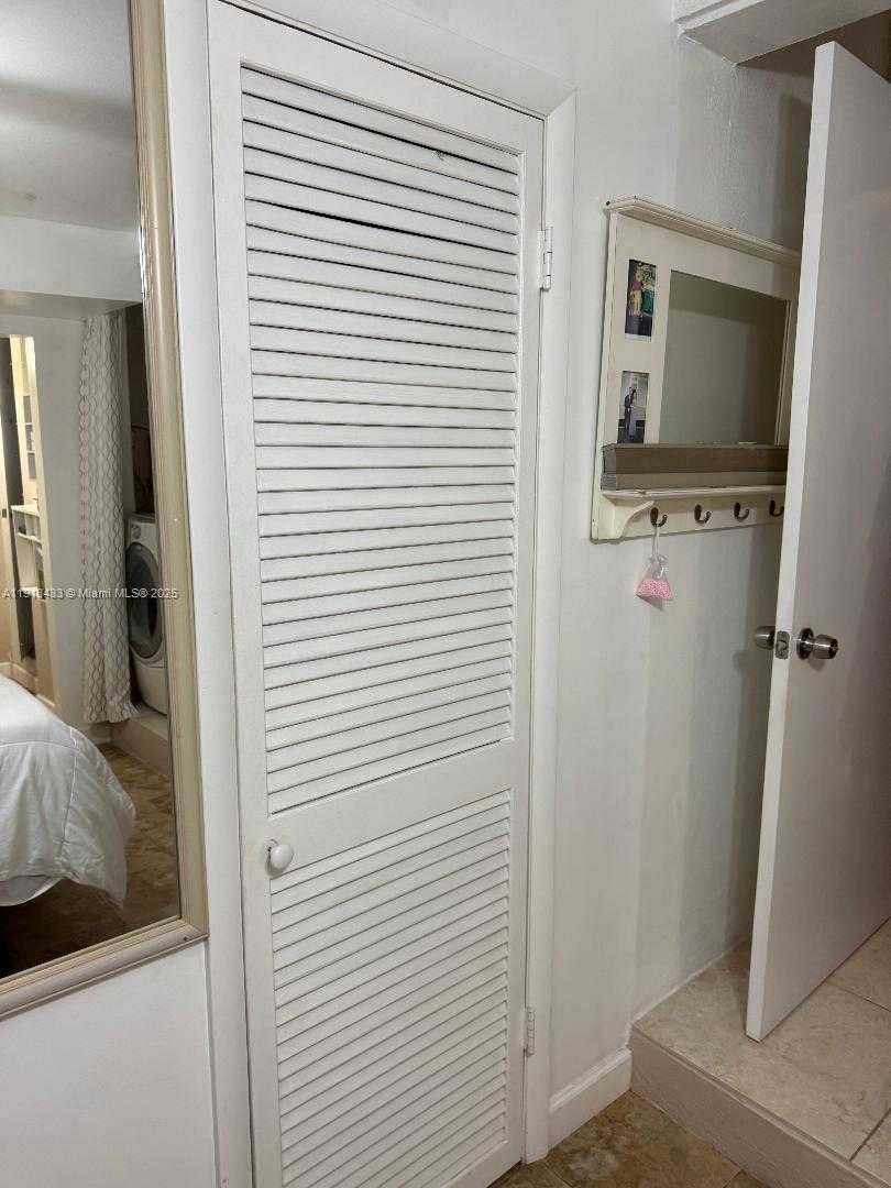 Small Image of 3149 HOLLYWOOD BLVD, Hollywood Number 25