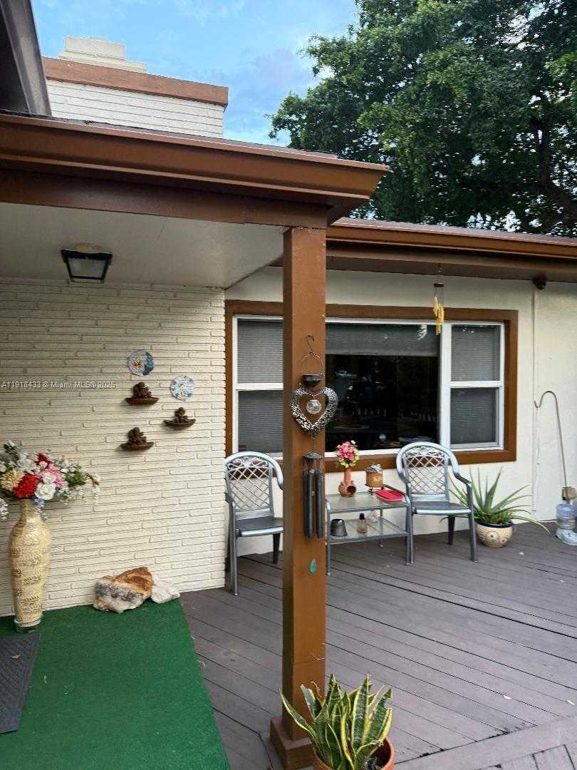 Small Image of 3149 HOLLYWOOD BLVD, Hollywood Number 8