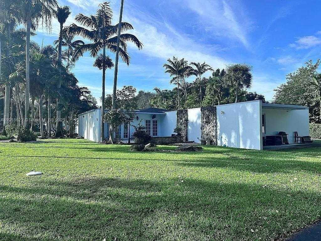Small Image of 8290 SUNSET DR, Miami Number 2