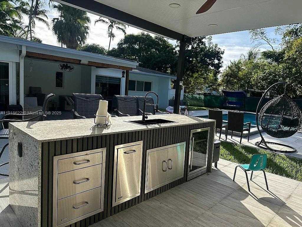 Small Image of 8290 SUNSET DR, Miami Number 3