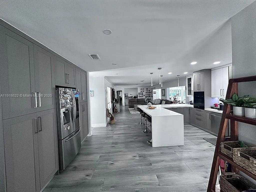 Small Image of 8290 SUNSET DR, Miami Number 4