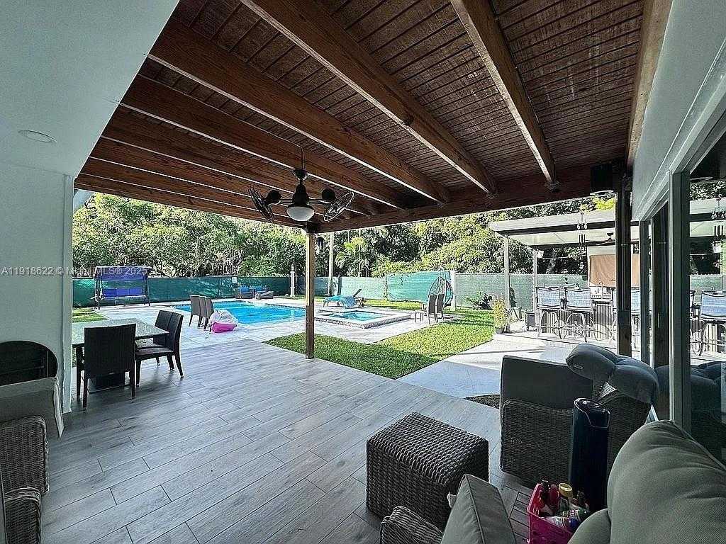 Small Image of 8290 SUNSET DR, Miami Number 5