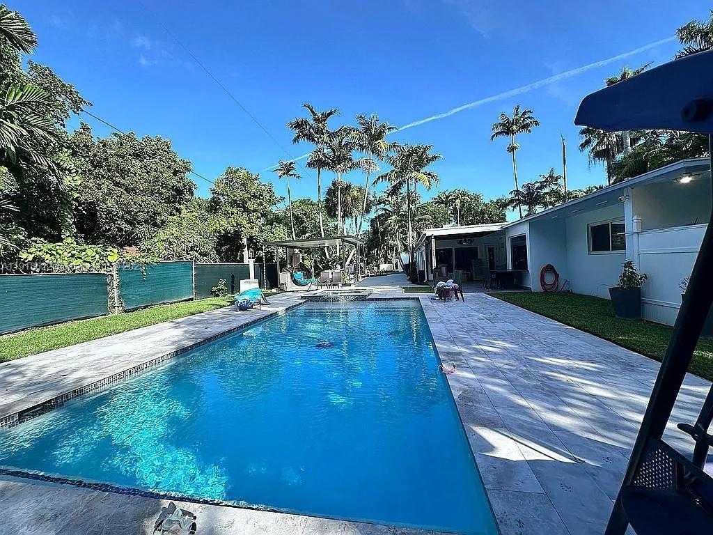 Small Image of 8290 SUNSET DR, Miami Number 6