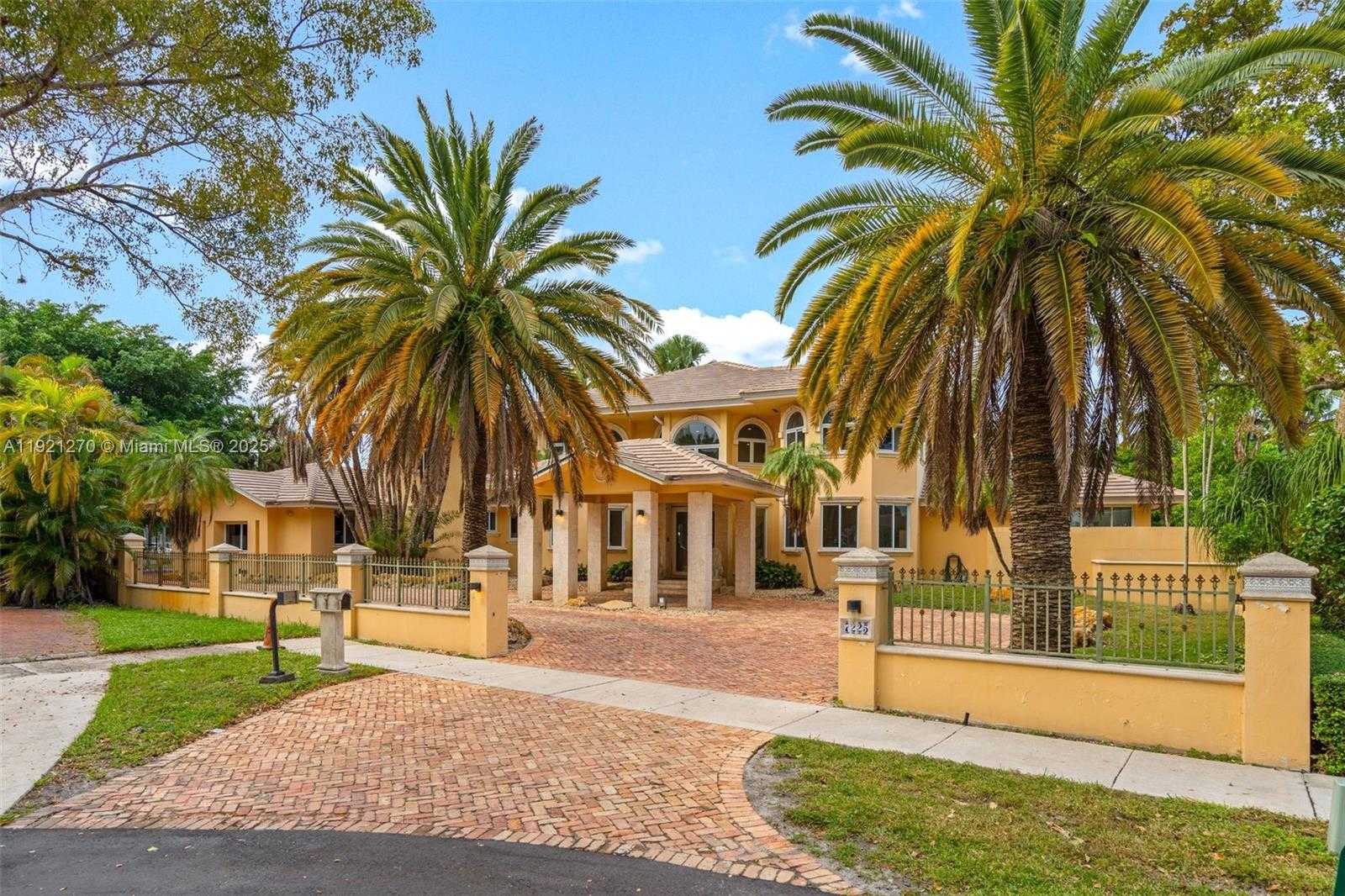 Small Image of 7225 GLENEAGLE DR, Miami Lakes Number 1