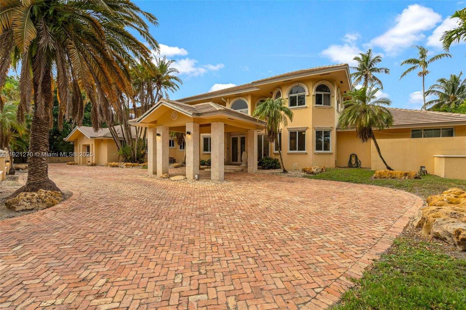 Small Image of 7225 GLENEAGLE DR, Miami Lakes Number 2