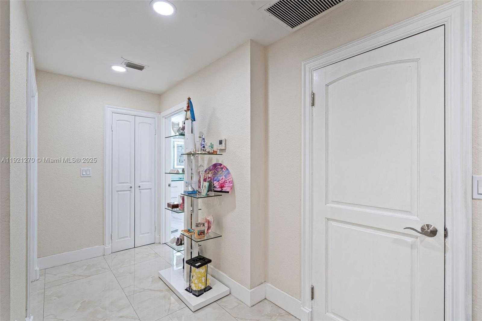Small Image of 7225 GLENEAGLE DR, Miami Lakes Number 29