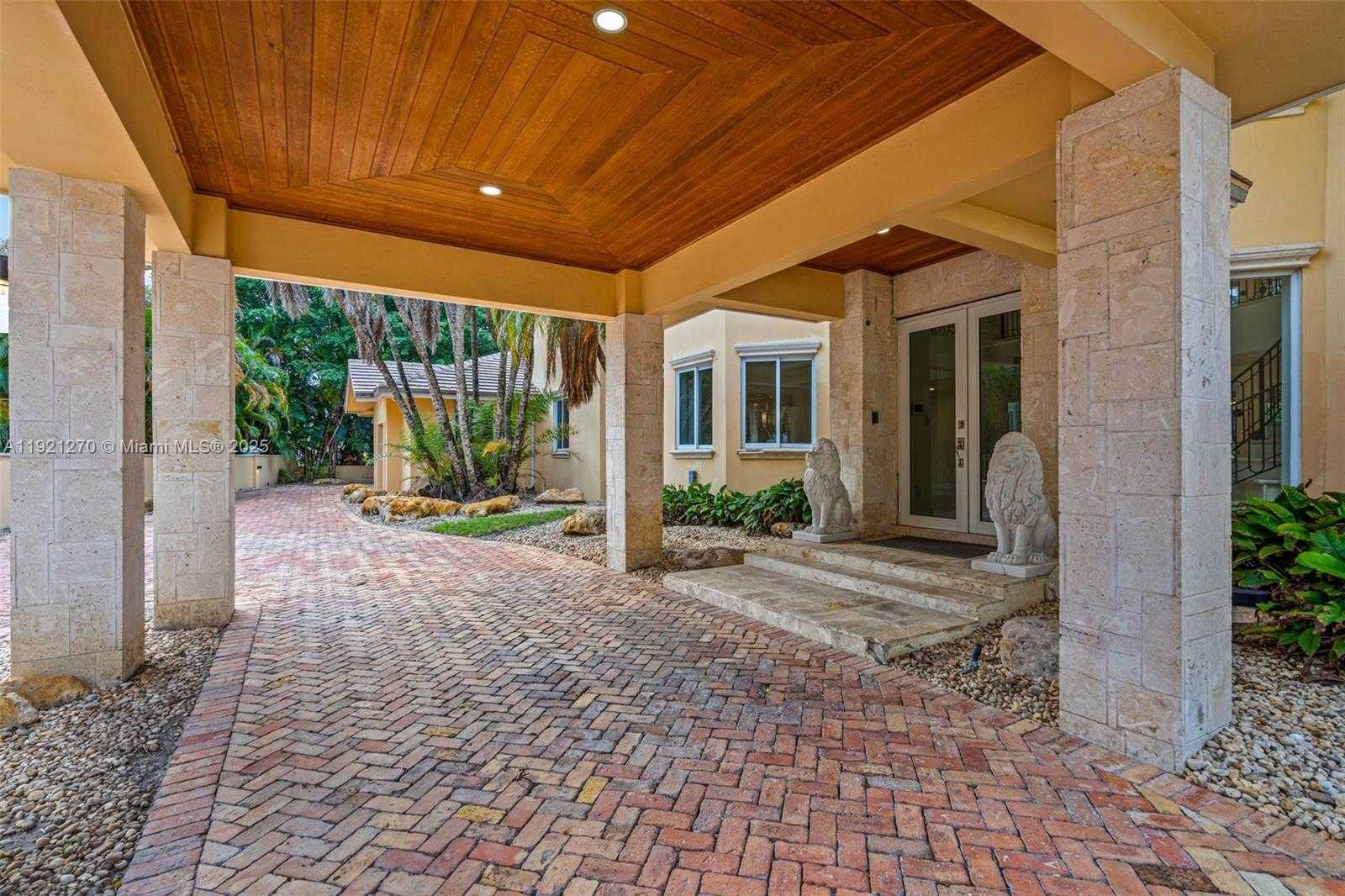Small Image of 7225 GLENEAGLE DR, Miami Lakes Number 3