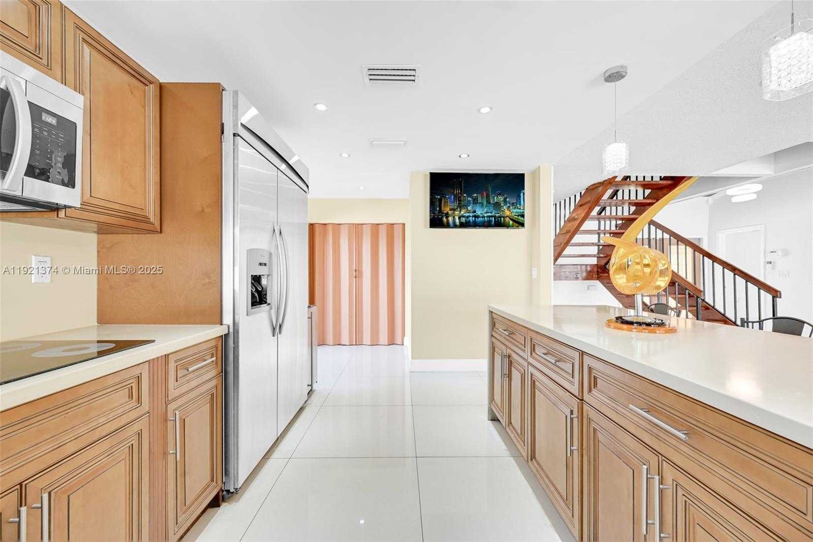 Small Image of Lauderhill Number 32