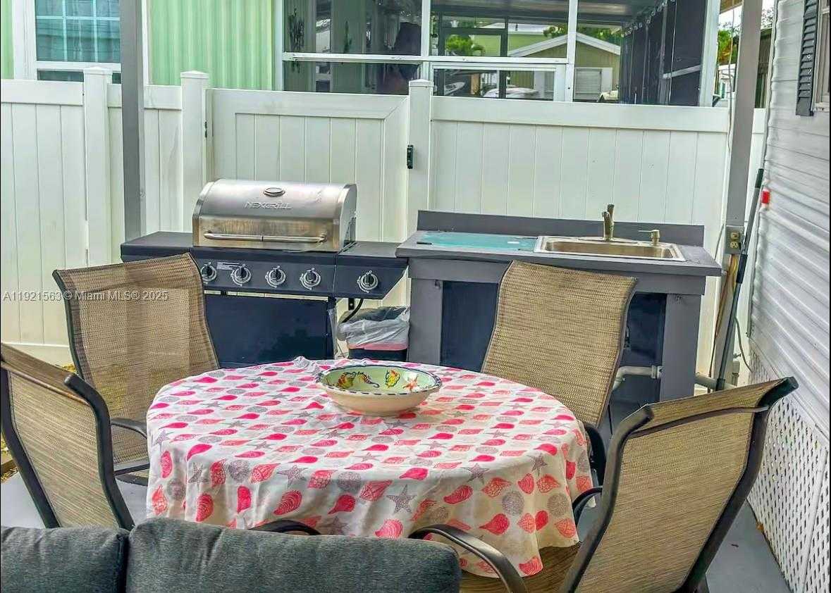 Small Image of 325 CALUSA ST 516, Key Largo Number 3