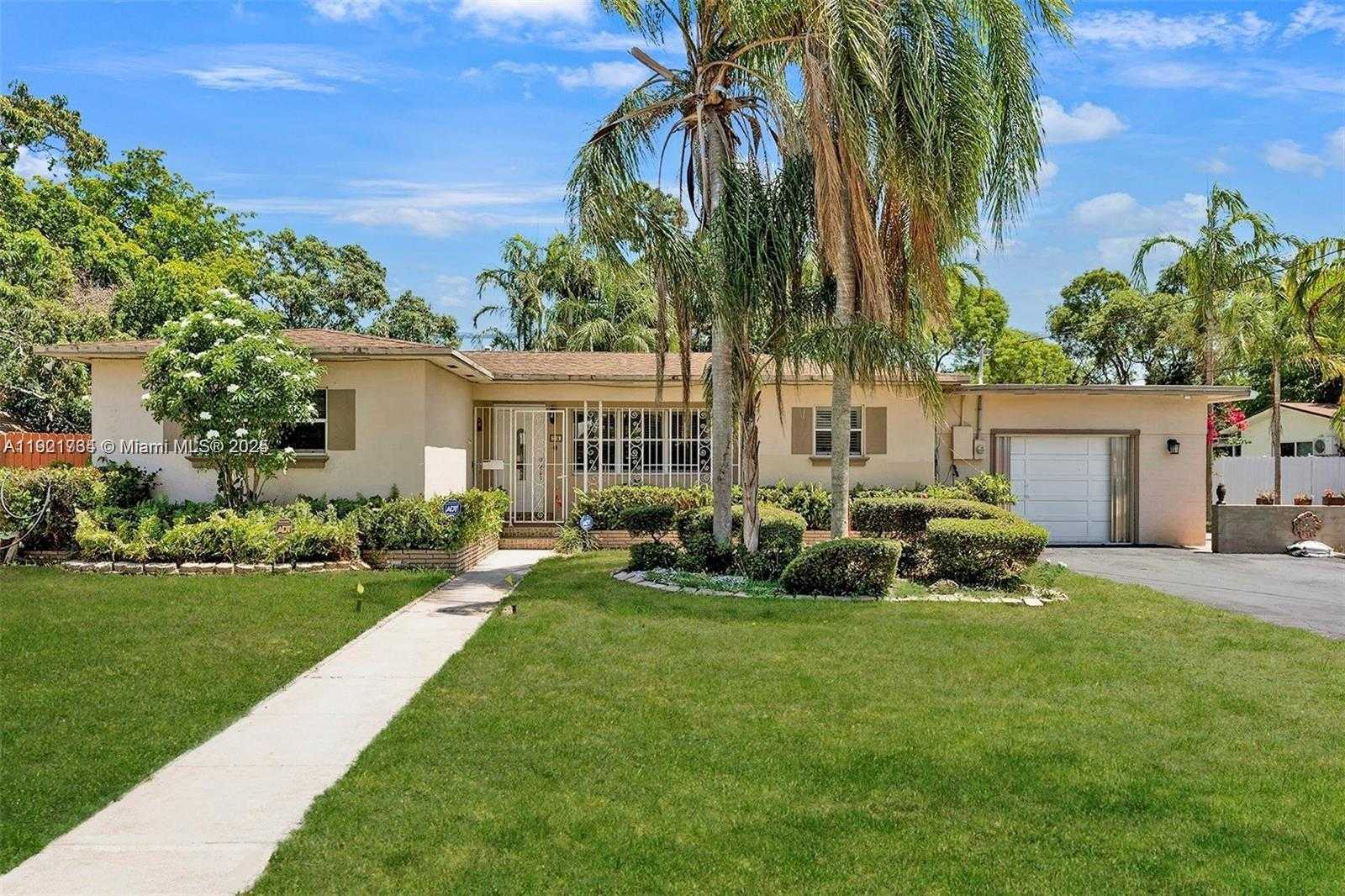 Small Image of 23 SOUTH WEST 8TH ST, Hallandale Beach Number 2