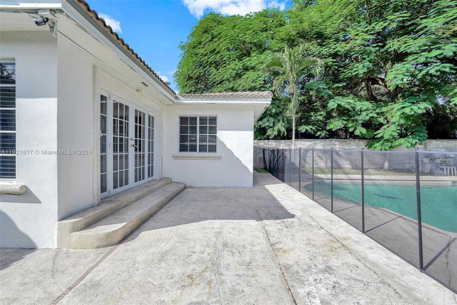 Small Image of 5781 SOUTH WEST 25TH ST, Miami Number 46