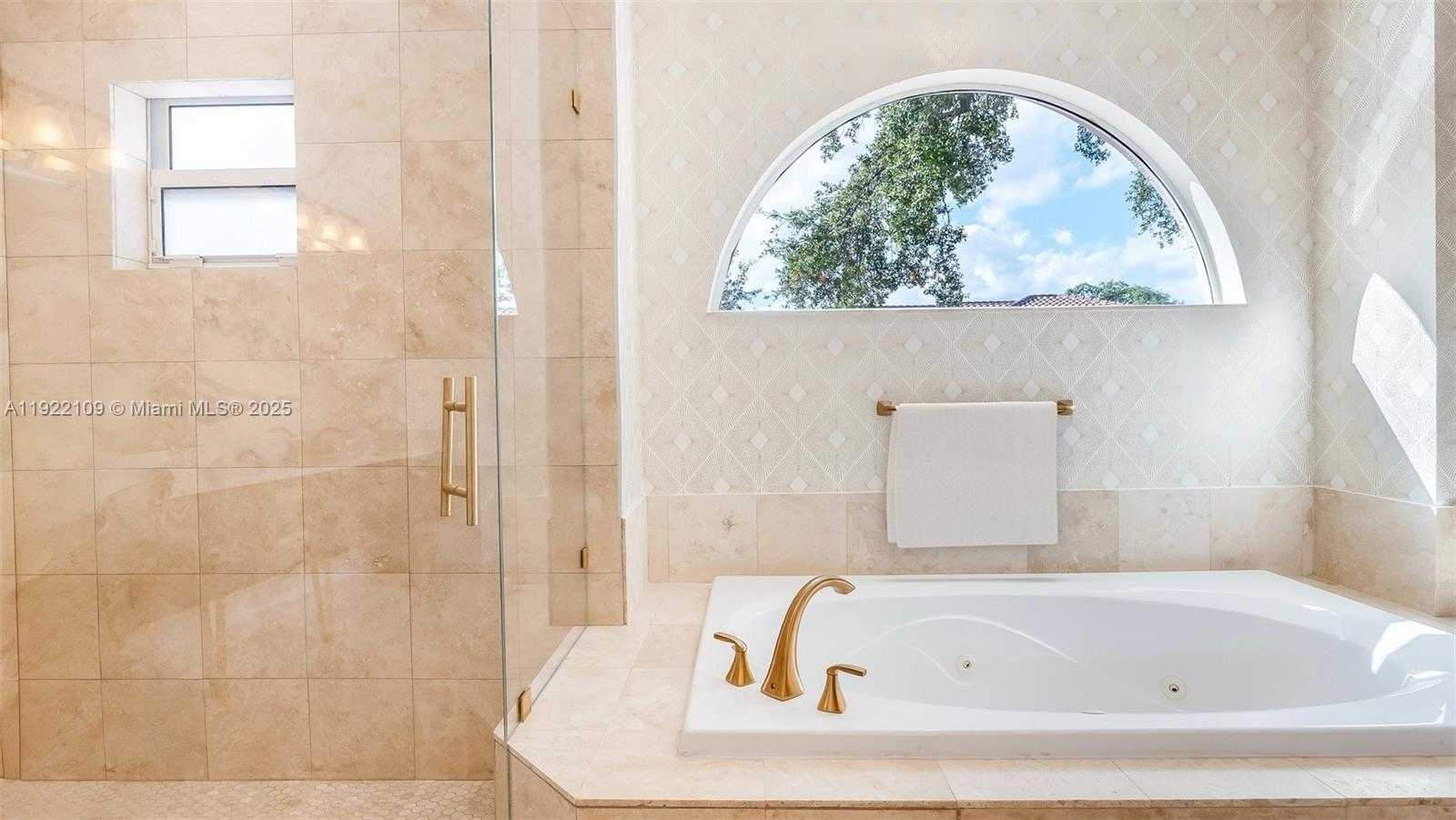 Small Image of 3559 FOREST VIEW CIR, Dania Beach Number 31