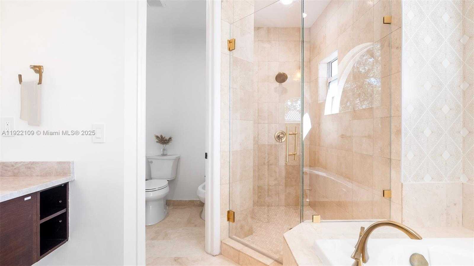 Small Image of 3559 FOREST VIEW CIR, Dania Beach Number 41