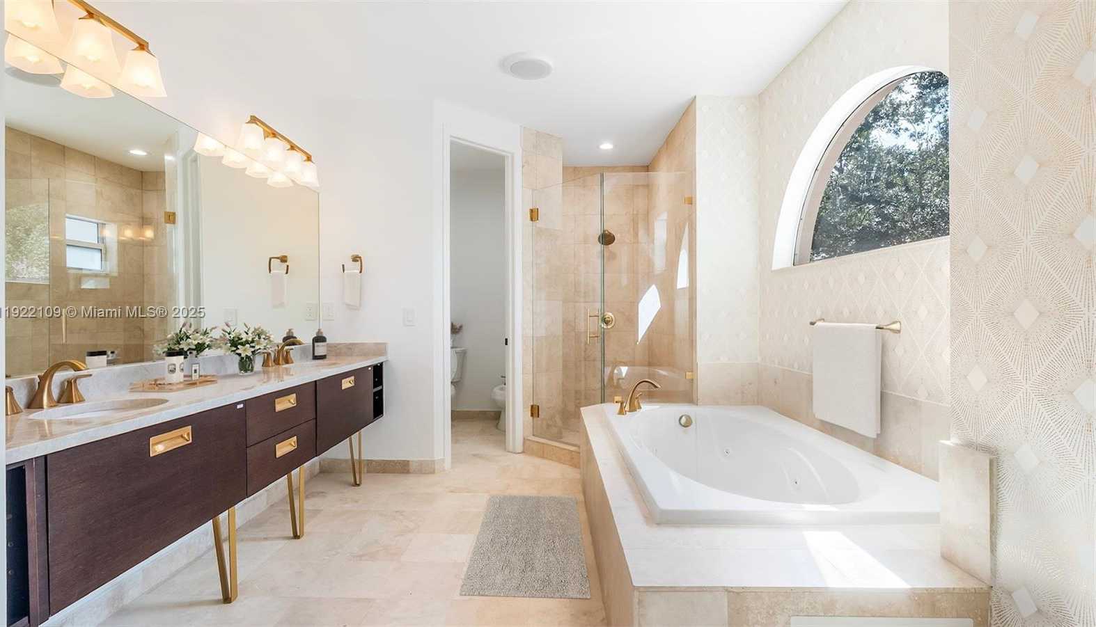 Small Image of 3559 FOREST VIEW CIR, Dania Beach Number 42