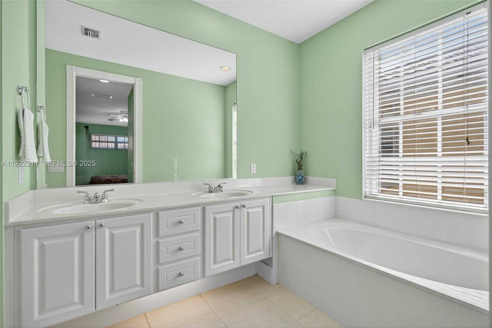 Small Image of 3518 COMMUNITY DR, Jupiter Number 19