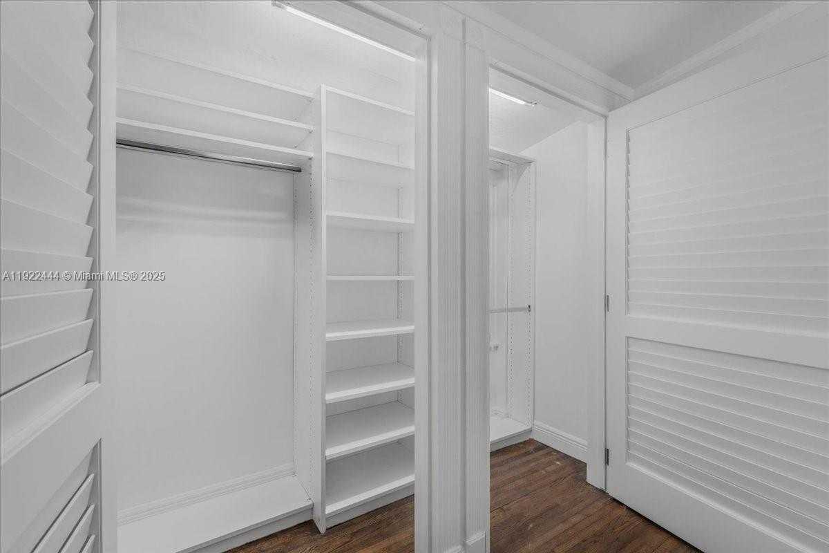 Small Image of 669 SOUTH MASHTA DR, Key Biscayne Number 33