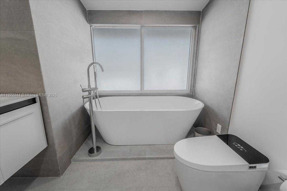 Small Image of 669 SOUTH MASHTA DR, Key Biscayne Number 45