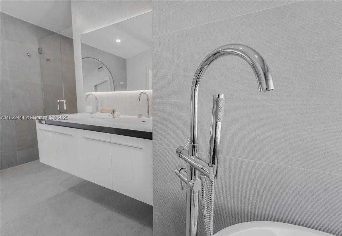 Small Image of 669 SOUTH MASHTA DR, Key Biscayne Number 47