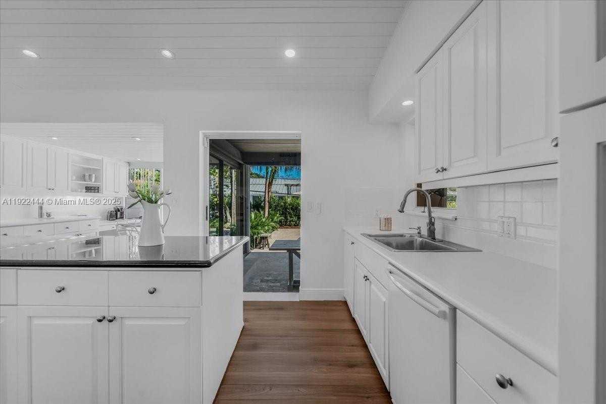 Small Image of 669 SOUTH MASHTA DR, Key Biscayne Number 57