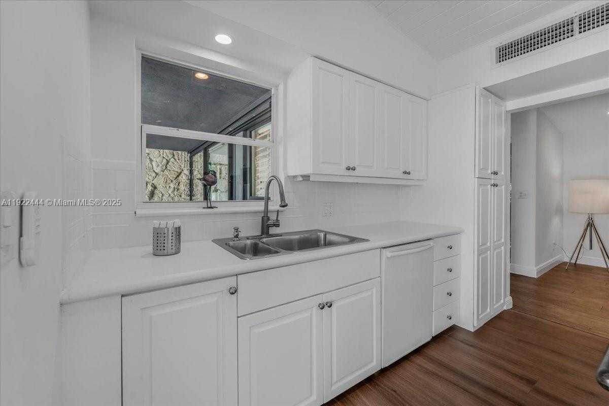 Small Image of 669 SOUTH MASHTA DR, Key Biscayne Number 60