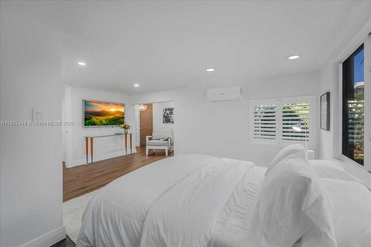 Small Image of 669 SOUTH MASHTA DR, Key Biscayne Number 84