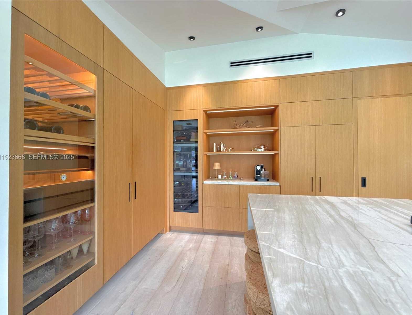 Small Image of Miami Number 27